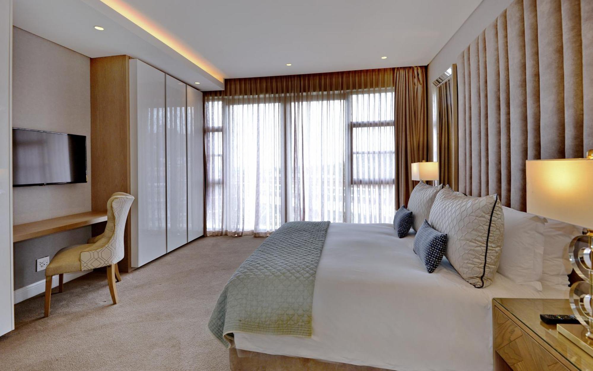 The Houghton Hotel, Spa, Wellness & Golf Johannesburg Exteriér fotografie A bedroom at the hotel