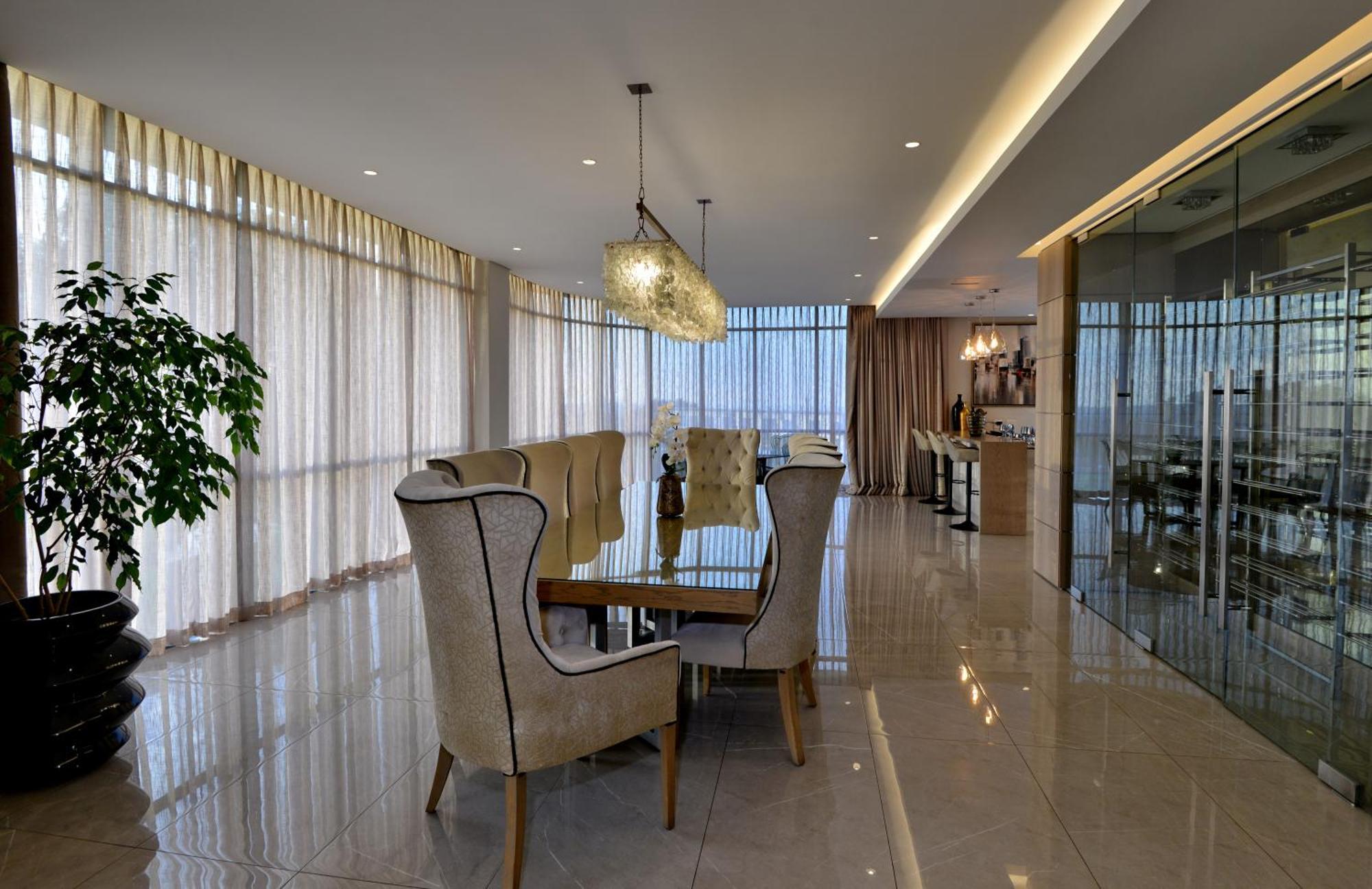 The Houghton Hotel, Spa, Wellness & Golf Johannesburg Pokoj fotografie A dining room in a luxury apartment